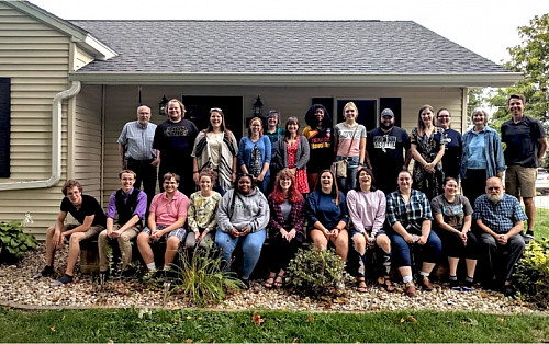 In photo captions, find ways to highlight, support or link to other pages.